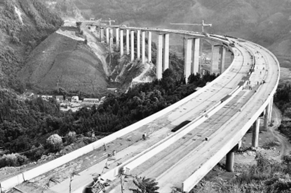 　　俯瞰建設(shè)中的拉會(huì)高架大橋，“C”字形蔚為壯觀。.jpg